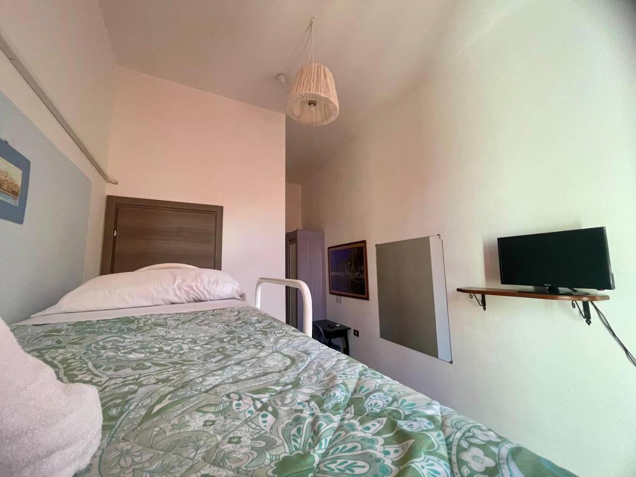 Onlyrooms III - Recommended For Under 30S Cagliari Room photo